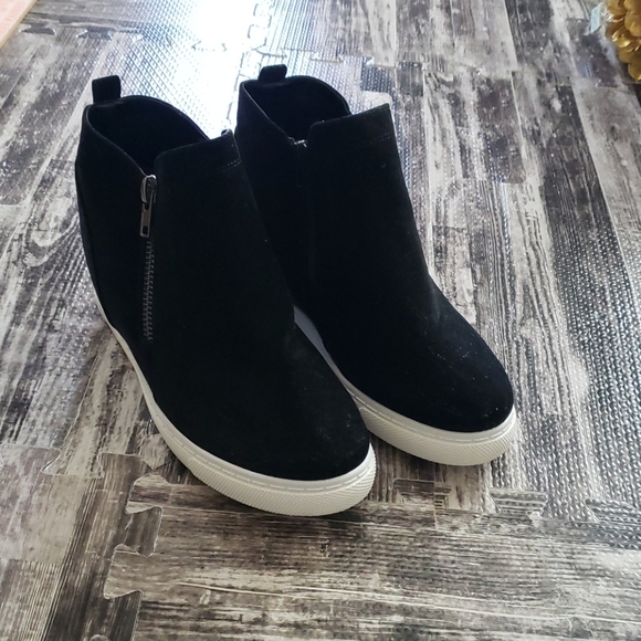 Outwoods Hide-1 Black wedge Booties Size 10 like new - Picture 6 of 9